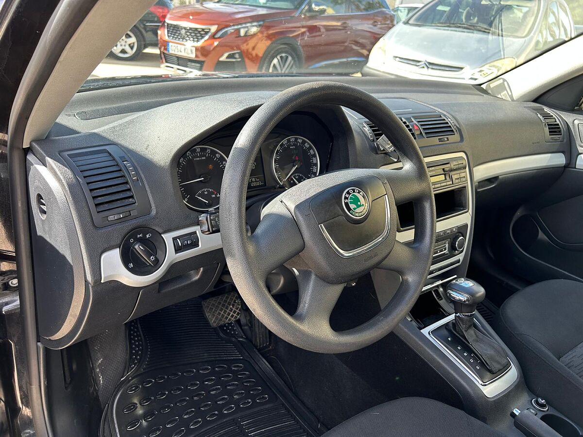 SKODA OCTAVIA AMBIENTE ESTATE 1.6 TDI AUTO SPANISH LHD IN SPAIN 80000 MILES 2011